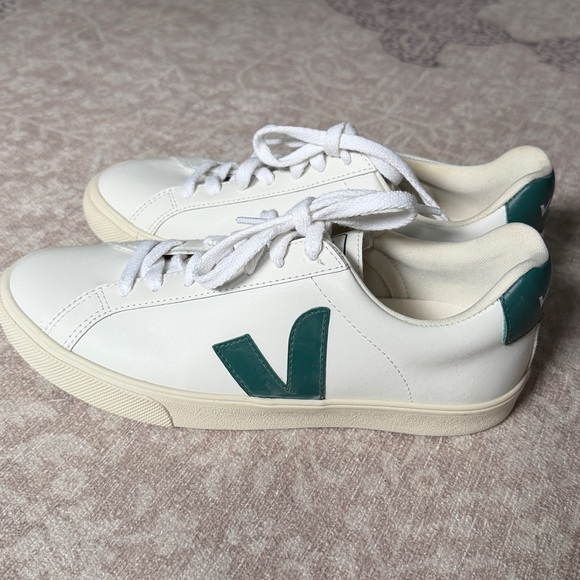 Veja Sneakers - Picture 5 of 8